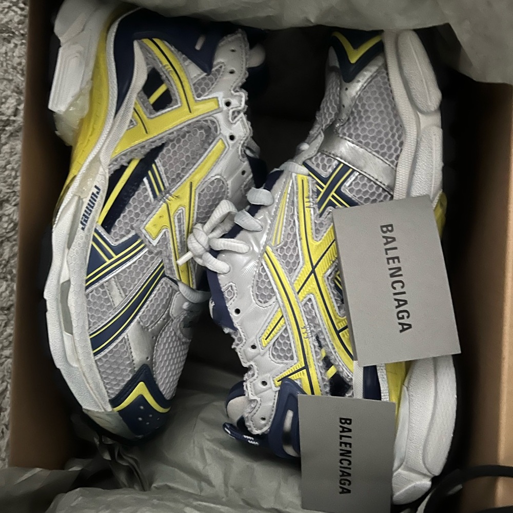 Balenciaga Runners

White-Yellow-gray-Black-navyblue